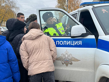 В Базарно-Карабулакском районе сотрудники полиции и общественники провели профориентационную экскурсию для школьников из с. Алексеевка