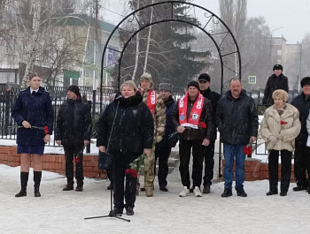 Сегодня десятки карабулакцев, в числе которых были депутаты различного уровня, представители общественных объединений, молодежных организаций, трудовых коллективов райцентра приняли участие в митинге, посвященном Дню памяти о россиянах, исполнявших свой д