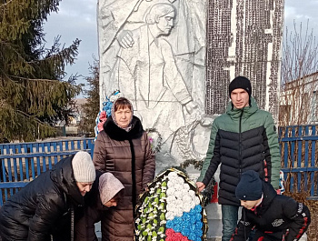 09.12.2024г. в честь "Дня Героев Отечества" на территории Яковлевского МО под руководством главы администрации Р.Г.Тугушева состоялось церемония возложения цветов к памятникам погибшим землякам в годы Великой Отечественной Войны