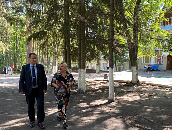 Временно исполняющий полномочия главы района А. Д. Курочкин отреагировал на  поступившую в социальные сети жалобу, касающуюся санитарного состояния летнего оздоровительного комплекса «Ласточка»