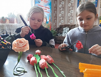 8 марта - радостный и добрый праздник, в этот день хочется порадовать маму и бабушку подарком