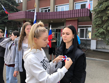 В преддверии Дня флага России, культорганизатор РДК Карина Березина провела для подростков и молодёжи оздоровительного лагеря «Ласточка» акцию по раздаче ленточек в цветах флага России