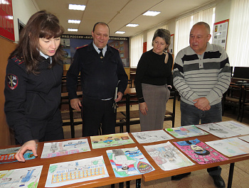 В МО МВД России "Базарно-Карабулакский" прошел конкурс детских рисунков "Мои родители работают в полиции"