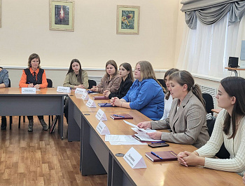 Глава района Наталья Трошина встретилась с выпускниками нашего района, которые заключили целевые договора на обучение и в скором времени вернуться в школы нашего края, обучать молодое поколение