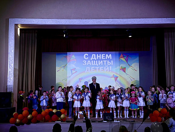 Яркий старт лету дали коллектив районного Дома культуры, музея, библиотеки и ДДТ, устроив в РДК незабываемый праздник «Здравствуй, ЛЕТО» ко Дню защиты детей!