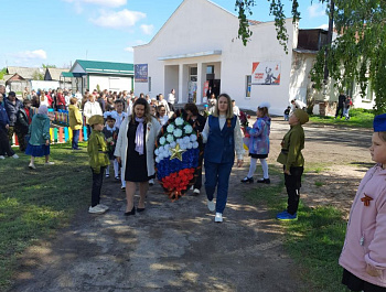 В честь юбилея Победы во всех населённых пунктах района прошли церемонии возложения цветов и корзин к мемориалам павшим воинам