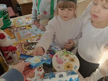 «Вместе с книгой в Новый год» Выставка-праздник