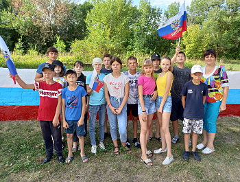 «Гордо рее флаг России»