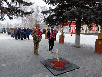 Сегодня десятки карабулакцев, в числе которых были депутаты различного уровня, представители общественных объединений, молодежных организаций, трудовых коллективов райцентра приняли участие в митинге, посвященном Дню памяти о россиянах, исполнявших свой д