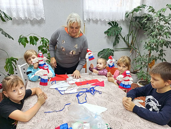 В Ивановском  СДК  29 ноября прошёл замечательный мастер-класс по созданию традиционных русских кукол-закруток "Россияночка" приуроченный к акции  ко Дню народного единства