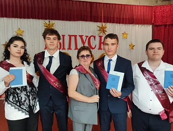 Глава района Андрей Кушнарёв поздравил выпускников Хватовской школы 