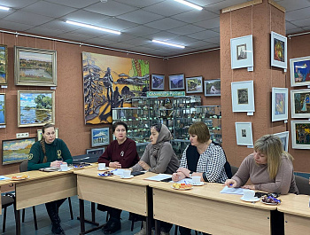 Сегодня глава района Артём Курочкин принял участие во встрече руководителя комитета семей воинов Отечества Саратовской области Елены Гамидовой с семьями участников специальной военной операции нашего района