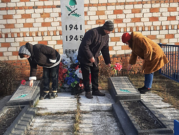 09.12.2024г. в честь "Дня Героев Отечества" на территории Яковлевского МО под руководством главы администрации Р.Г.Тугушева состоялось церемония возложения цветов к памятникам погибшим землякам в годы Великой Отечественной Войны