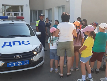 Госавтоинспекторы познакомили детей из пришкольного лагеря с патрульным автомобилем