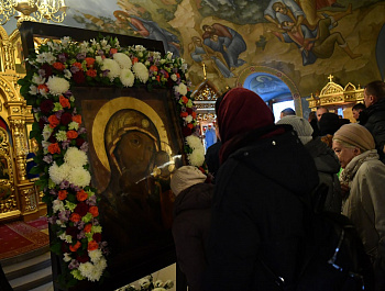 Сегодня, в День народного единства и празднования в честь Казанской иконы Божией Матери, в Саратове прошел традиционный большой Крестный ход