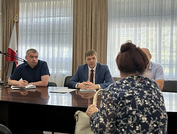 Сегодня по поручению губернатора Саратовской области Романа Бусаргина глава района Андрей Кушнарёв провёл приём граждан по широкому кругу вопросов