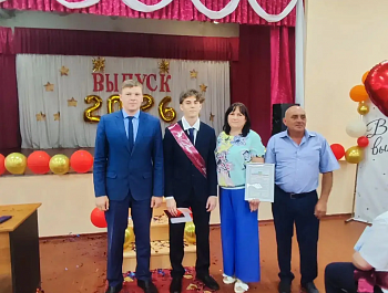 Глава района Андрей Кушнарёв поздравил выпускников Хватовской школы 