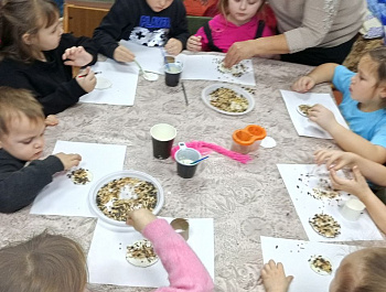 20 января  в Ивановском  СДК прошёл мастер-класс "Эко- кормушка для  птиц"