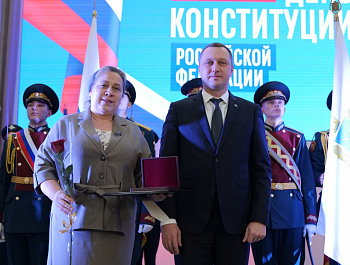 В Правительстве Саратовской области прошло торжественное мероприятие, посвященное Дню Конституции. Губернатор Роман Бусаргин поздравил присутствующих с этим важным государственным праздником