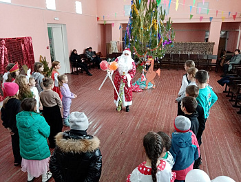 21.12.25г Большечечуйский СДК пригласил  детей и их родителей на новогоднее представление "Баба Яга и молодильное яблоко"