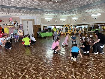 Сегодня Дом культуры распахнул свои двери для детей летнего оздоровительного лагеря с дневным пребыванием СОШ №1 и КЦСОН