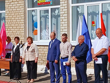 Начальник отдела сельского хозяйства М.С. Сулюкин принял участие в торжественной линейке в Хватовской школе