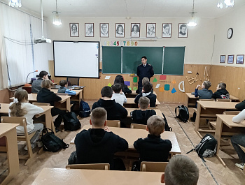 В Базарном Карабулаке в рамках операции  «Чистое поколение-2024» полицейские проводят антинаркотические беседы со школьниками