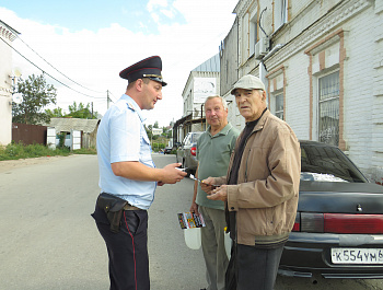 В Базарно-Карабулакском районе участковые уполномоченные полиции продолжают информировать население о дистанционных мошенниках 