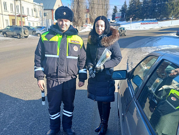 В преддверии Международного женского дня сотрудники ОГИБДД МО МВД России "Базарно-Карабулакский" провели акцию «Цветы для автоледи».