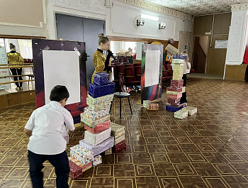 культорганизатор РДК Карина Березина открыла детскую игровую программу «Космическое путешествие», которая состоялась в преддверии Дня космонавтики