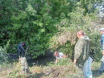 Глава администрации Свободинского муниципального образования Сергей Панкратов организовал работы по очистке пожарного водозабора в с. Казанла