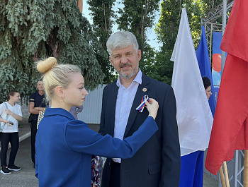 В преддверии Дня России, культорганизатор РДК Карина Березина провела акцию по раздаче ленточек, которые по цветовой гамме аналогичны флагу России