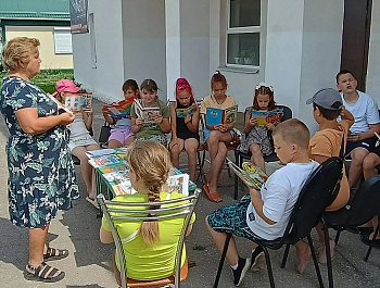 "С книгой на скамейке"                                                                                                        Дружеские чтения