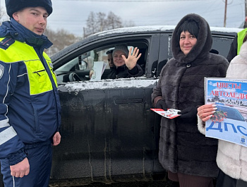 Сотрудники Госавтоинспекции провели акцию «Цветы для автоледи»