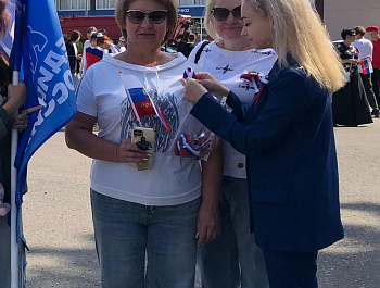 В рамках празднования Дня России, культорганизатор РДК Карина Березина провела акцию по раздаче ленточек, которые по цветовой гамме аналогичны флагу России