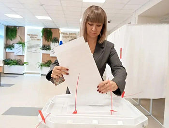 Заместитель главы администрации района по экономике Валентина Романова проголосовала на выборах депутатов Государственной Думы РФ IX созыва