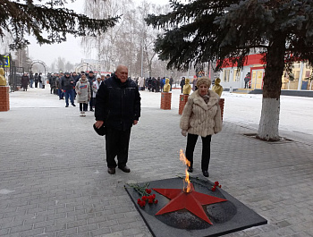 Сегодня десятки карабулакцев, в числе которых были депутаты различного уровня, представители общественных объединений, молодежных организаций, трудовых коллективов райцентра приняли участие в митинге, посвященном Дню памяти о россиянах, исполнявших свой д