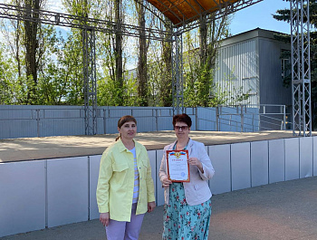 Сегодня начальник управления образования Е.Н. Симонова вручила грамоты победителям и призёрам выставки-конкурса декоративно-прикладного творчества «Дерзайте, Вы талантливы!»