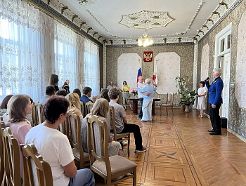 В День семьи, любви и верности, который в России отмечается 8 июля, в отделе ЗАГС по Базарно-Карабулакскому району состоялось вручение медали «За любовь и верность»