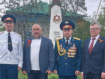 Возложение венков и цветов к мемориалу