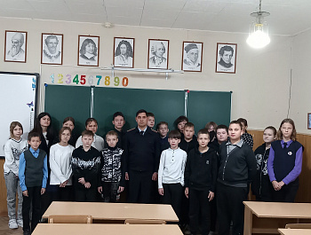 В Базарном Карабулаке в рамках операции  «Чистое поколение-2024» полицейские проводят антинаркотические беседы со школьниками
