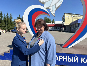 В преддверии Дня России, культорганизатор РДК Карина Березина провела акцию по раздаче ленточек, которые по цветовой гамме аналогичны флагу России