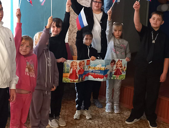 5 ноября заведующая Первоханеневским СДК посетила школу с.Первая Ханеневка и провела с ребятами из начальных классов игру-путешествия ,,Широка страна моя родная"
