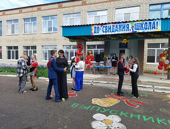  Заместитель главы администрации Максимовского МО Наталья Лопатникова приняла участие в торжественной линейке, посвящённой последнему звонку в школе с. Сухой Карабулак