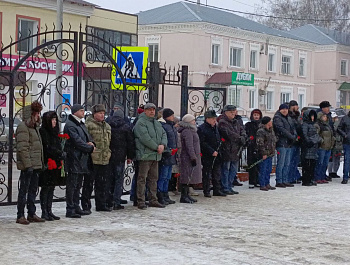 Сегодня десятки карабулакцев, в числе которых были депутаты различного уровня, представители общественных объединений, молодежных организаций, трудовых коллективов райцентра приняли участие в митинге, посвященном Дню памяти о россиянах, исполнявших свой д