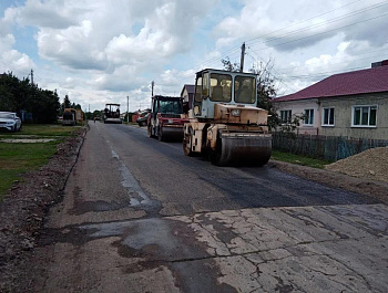 Глава администрации Большечечуйского МО Дмитрий Горшков выехал на ул. Молодёжную в с. Большая Чечуйка, где в настоящее время продолжается ремонт дорожного полотна