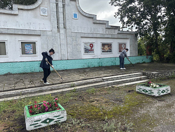 Коллектив администрации Старобурасского муниципального образования вместе с врип главы администрации МО И. В. Чернышевой провел субботник в центральной части села Старые Бурасы