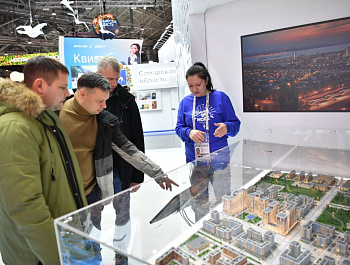 Дмитрий Чернышенко и Игорь Комаров оценили стенд Саратовской области на выставке «Россия»