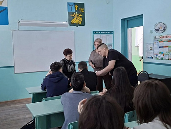 «Над Донбассом огненные ливни»                                                             Громкое  чтение и обсуждение