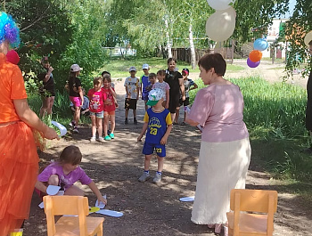 «Радуга детства»                                                                                                                     Музыкально-игровой  праздник